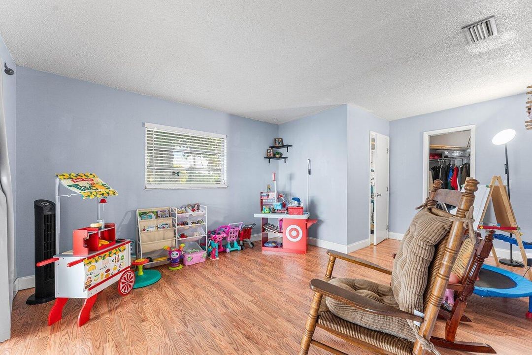 Active With Contract: $699,900 (3 beds, 3 baths, 1768 Square Feet)