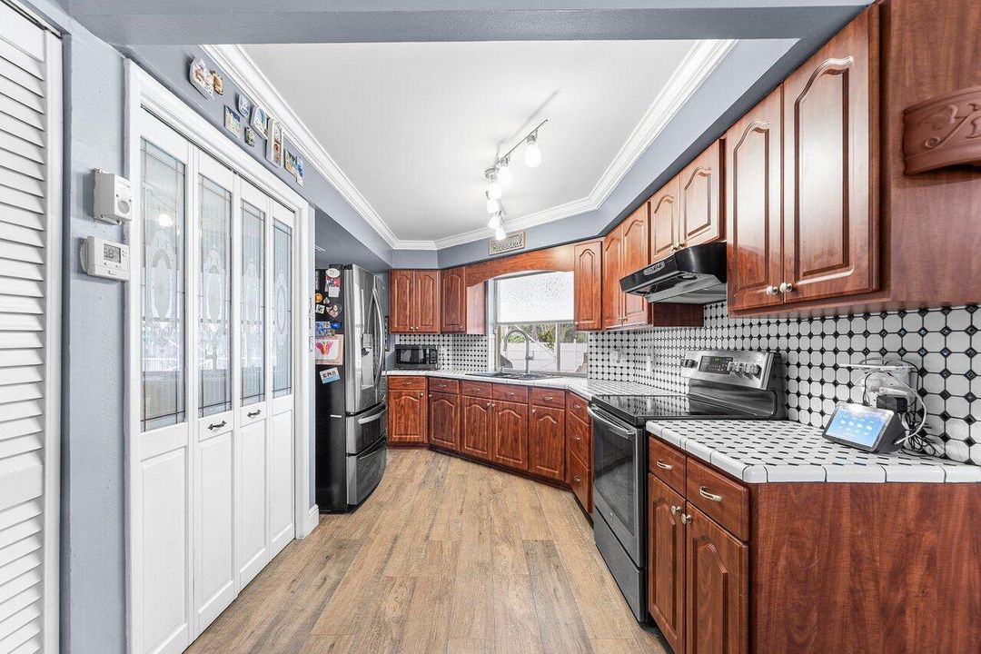 Active With Contract: $699,900 (3 beds, 3 baths, 1768 Square Feet)