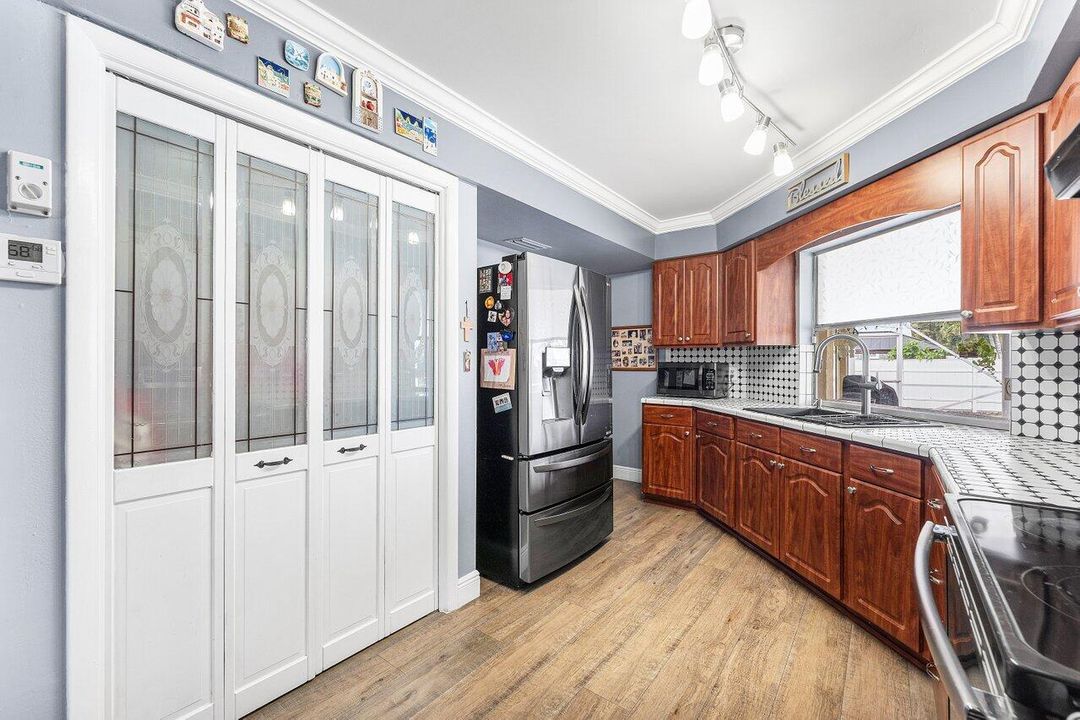 Active With Contract: $699,900 (3 beds, 3 baths, 1768 Square Feet)