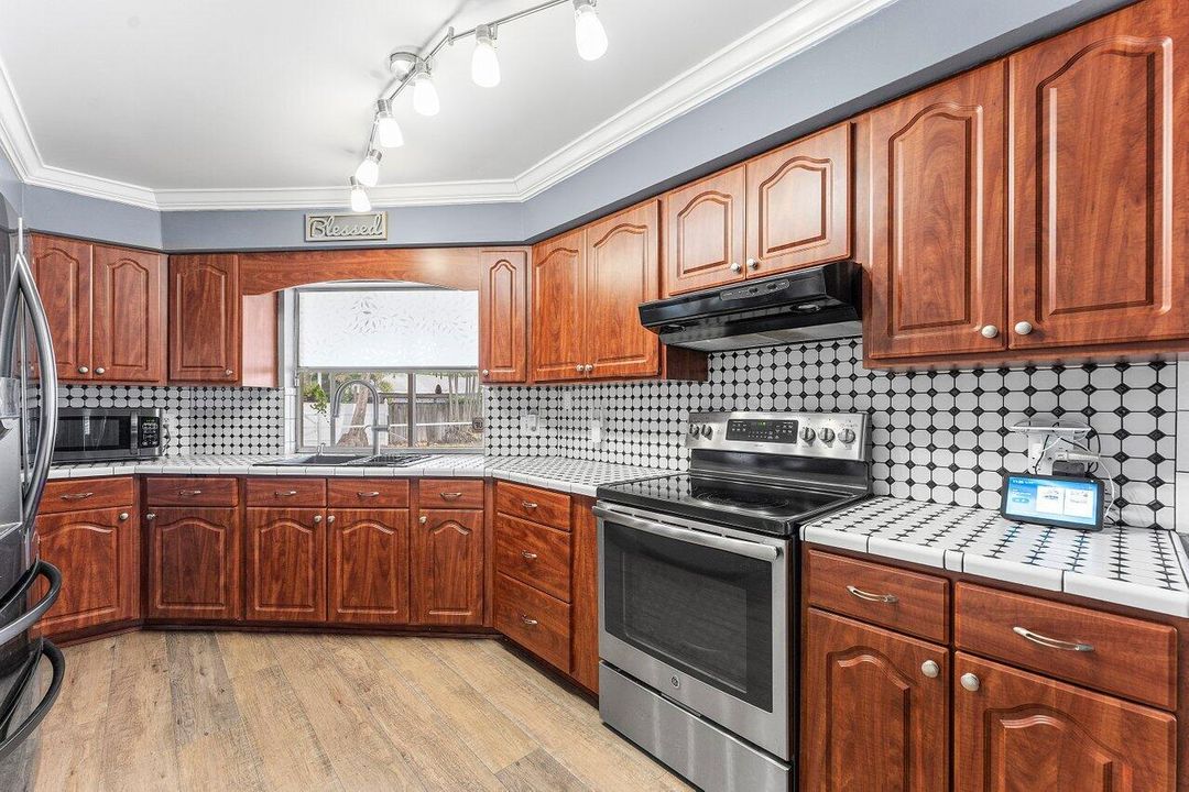 Active With Contract: $699,900 (3 beds, 3 baths, 1768 Square Feet)