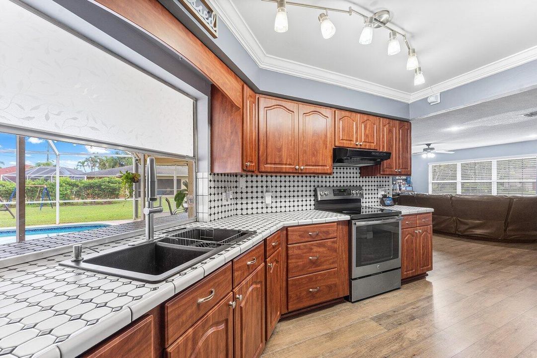 Active With Contract: $699,900 (3 beds, 3 baths, 1768 Square Feet)