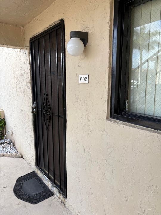 For Sale: $239,900 (2 beds, 2 baths, 912 Square Feet)