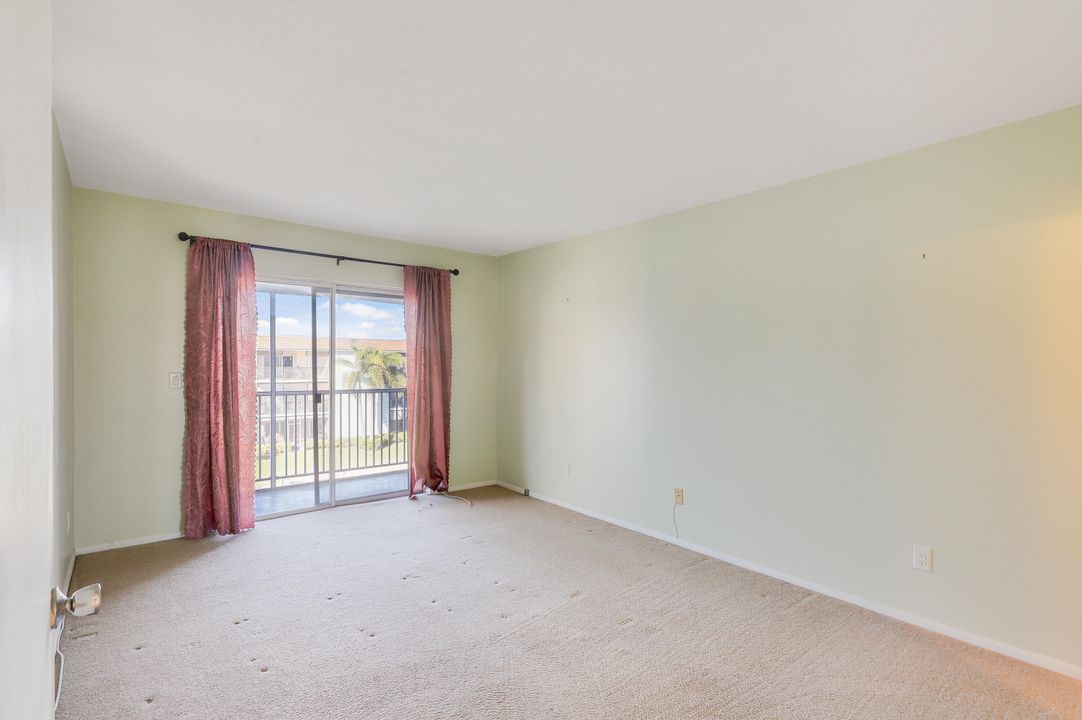 合同活跃: $1,600 (2 贝兹, 2 浴室, 880 平方英尺)