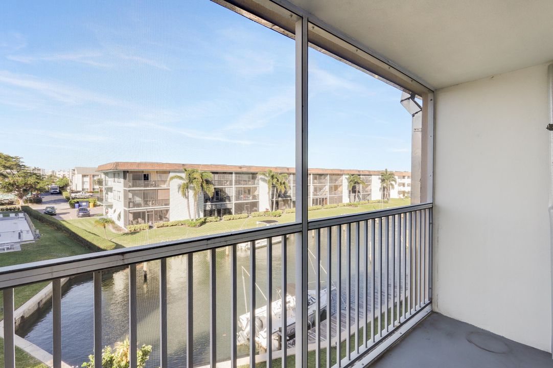 合同活跃: $1,600 (2 贝兹, 2 浴室, 880 平方英尺)