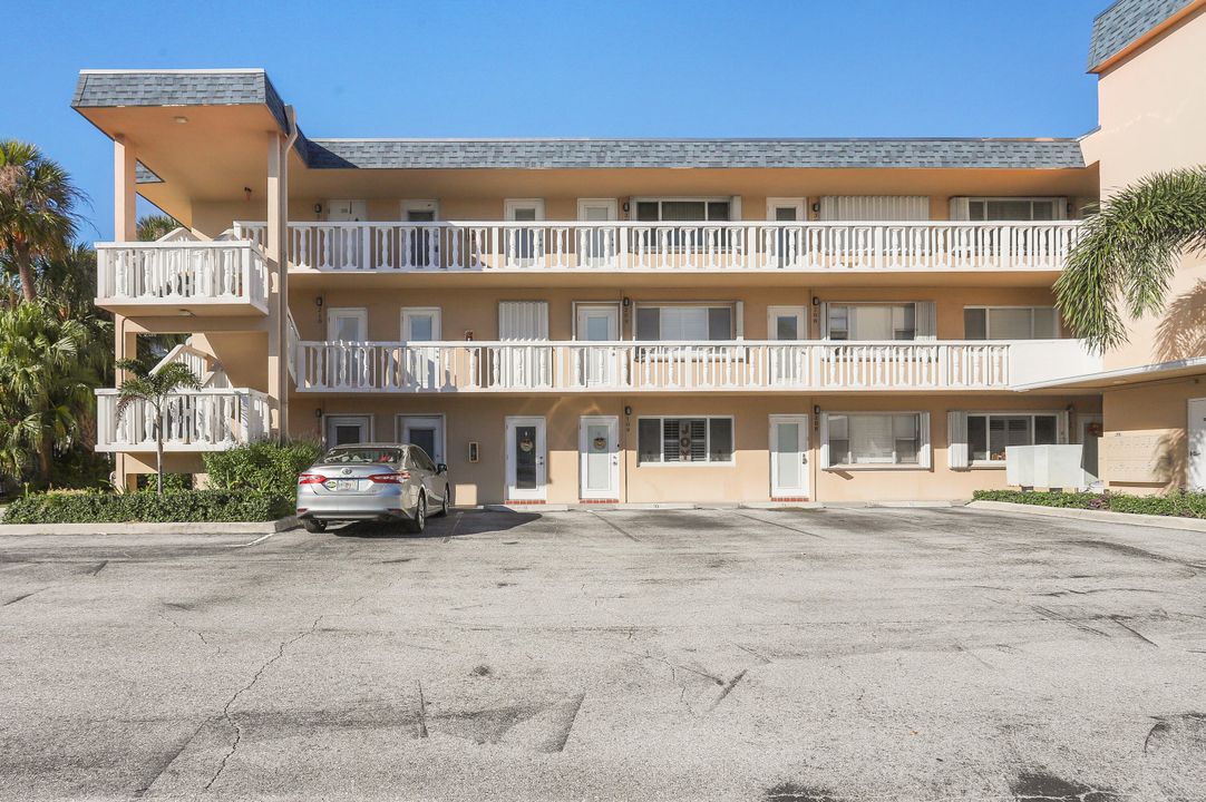 合同活跃: $1,600 (2 贝兹, 2 浴室, 880 平方英尺)