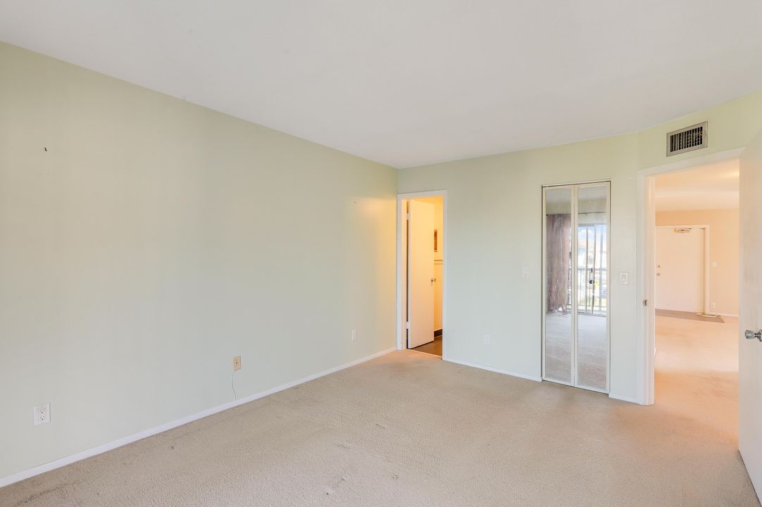 合同活跃: $1,600 (2 贝兹, 2 浴室, 880 平方英尺)