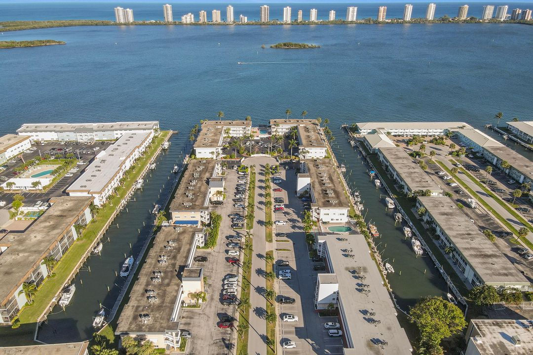 合同活跃: $1,600 (2 贝兹, 2 浴室, 880 平方英尺)