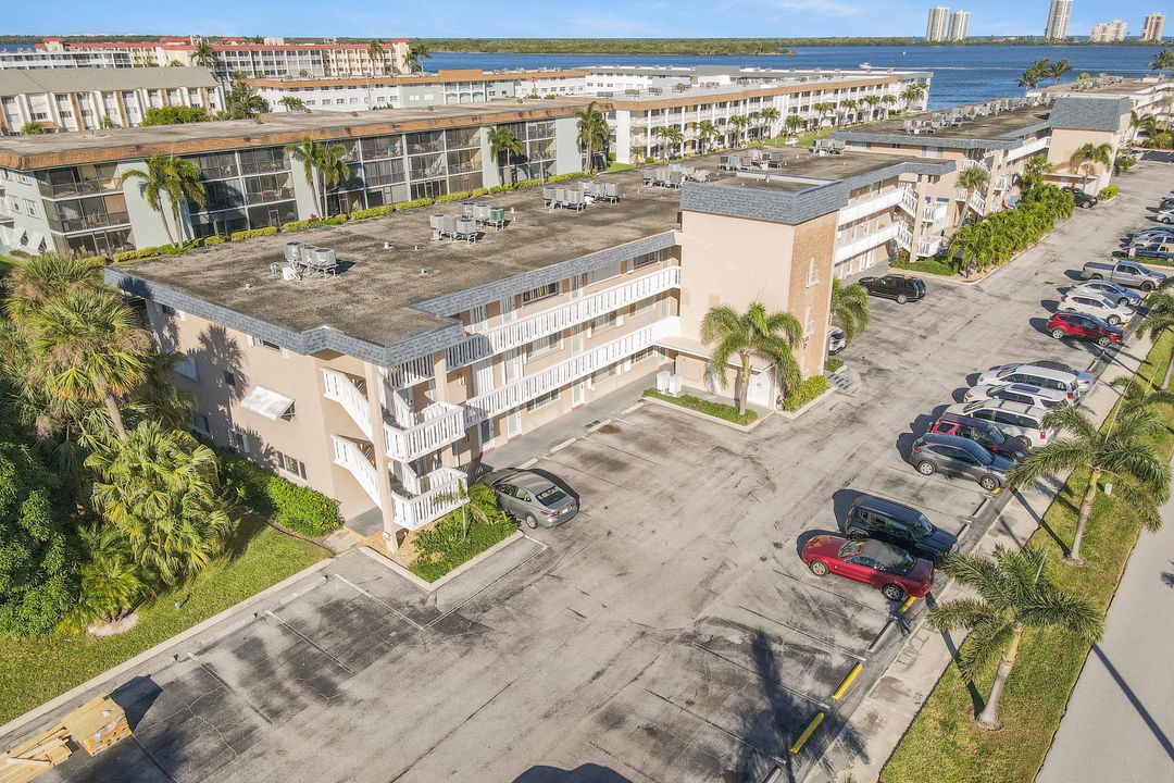 合同活跃: $1,600 (2 贝兹, 2 浴室, 880 平方英尺)