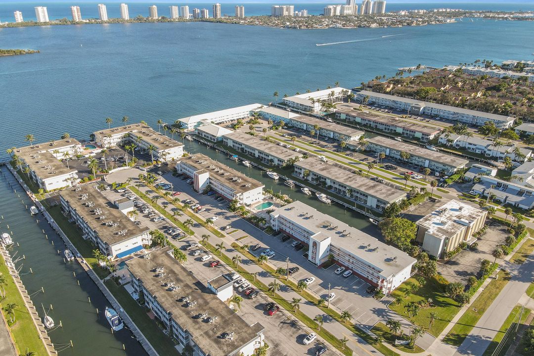 合同活跃: $1,600 (2 贝兹, 2 浴室, 880 平方英尺)