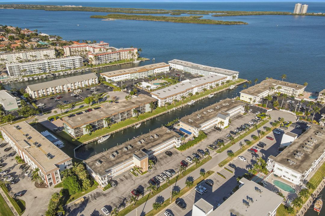 合同活跃: $1,600 (2 贝兹, 2 浴室, 880 平方英尺)