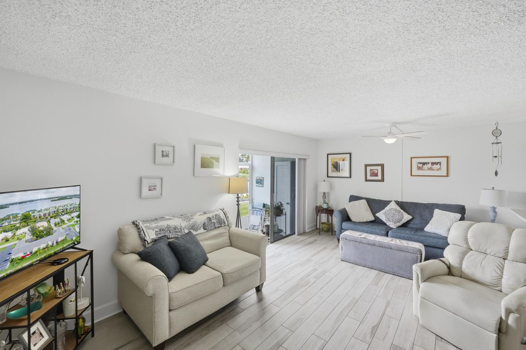 For Sale: $259,900 (2 beds, 2 baths, 1000 Square Feet)