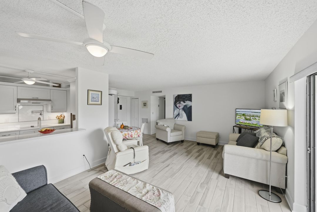 For Sale: $259,900 (2 beds, 2 baths, 1000 Square Feet)