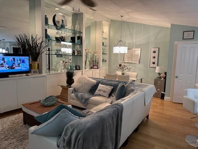 В аренду: $3,100 (2 спален, 2 ванн, 1152 Квадратных фут)