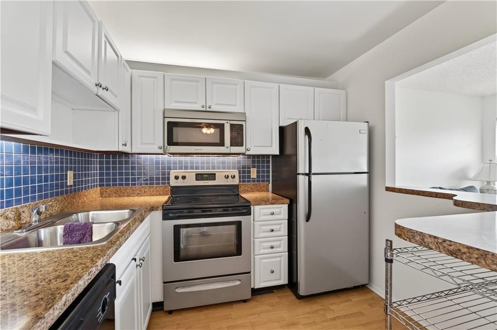 For Sale: $105,000 (1 beds, 1 baths, 630 Square Feet)