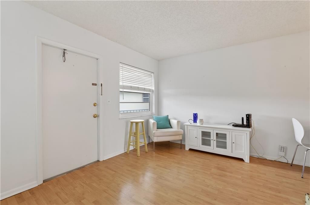 For Sale: $105,000 (1 beds, 1 baths, 630 Square Feet)