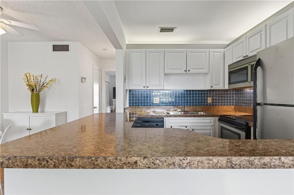 For Sale: $105,000 (1 beds, 1 baths, 630 Square Feet)