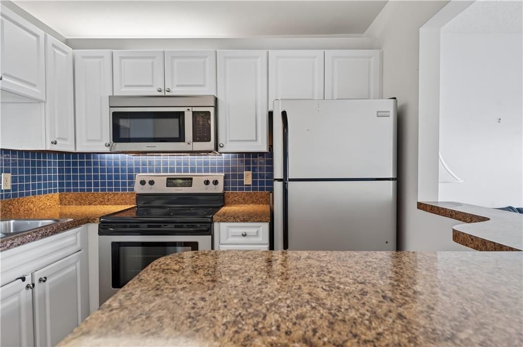 For Sale: $105,000 (1 beds, 1 baths, 630 Square Feet)