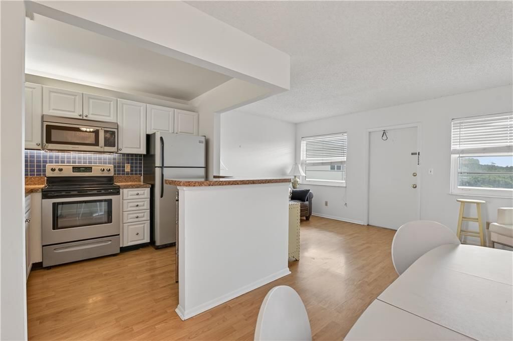 For Sale: $105,000 (1 beds, 1 baths, 630 Square Feet)