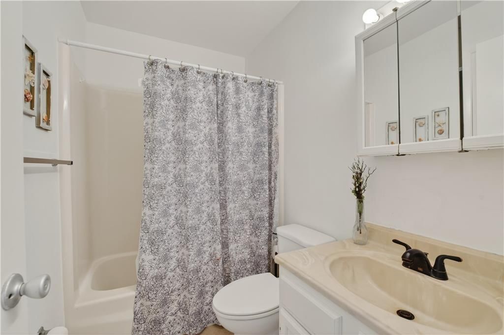 For Sale: $105,000 (1 beds, 1 baths, 630 Square Feet)