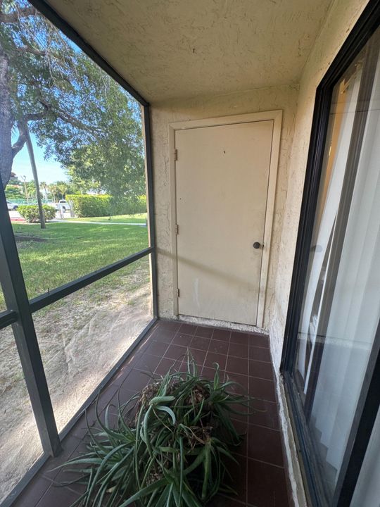 For Sale: $239,900 (2 beds, 2 baths, 912 Square Feet)