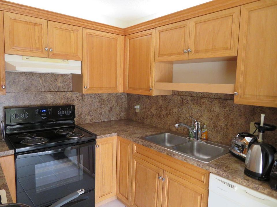 Active With Contract: $310,000 (2 beds, 2 baths, 1232 Square Feet)