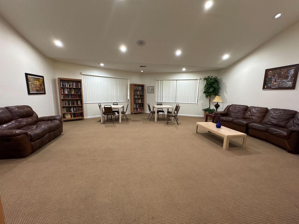 For Sale: $239,900 (2 beds, 2 baths, 912 Square Feet)