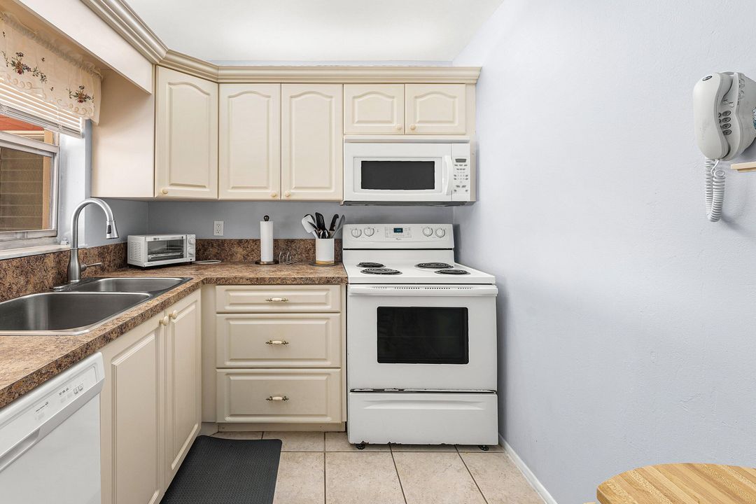 For Sale: $159,000 (2 beds, 2 baths, 888 Square Feet)