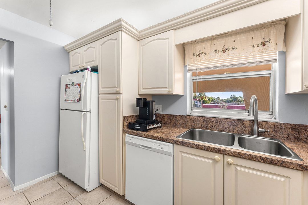 For Sale: $159,000 (2 beds, 2 baths, 888 Square Feet)