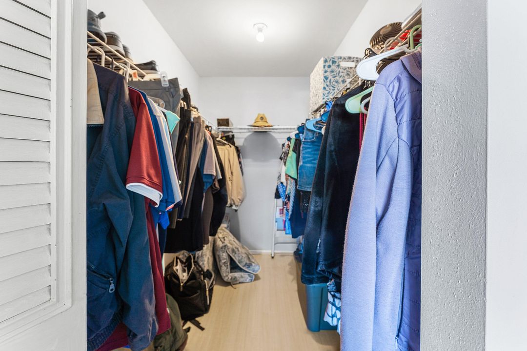 For Sale: $159,000 (2 beds, 2 baths, 888 Square Feet)