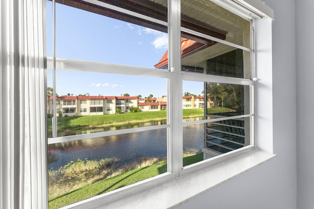 For Sale: $159,000 (2 beds, 2 baths, 888 Square Feet)