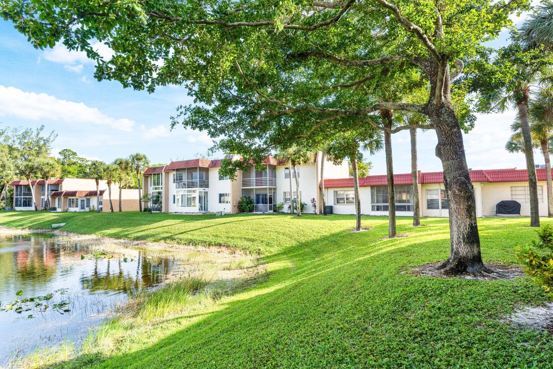 For Sale: $159,000 (2 beds, 2 baths, 888 Square Feet)