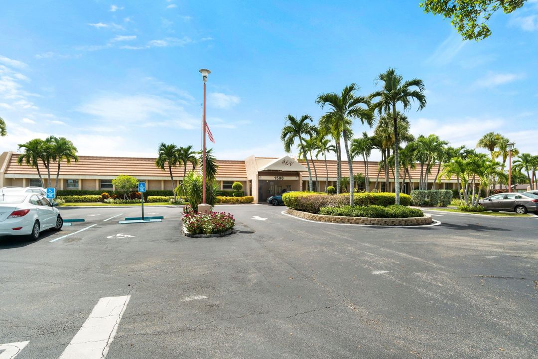 For Sale: $159,000 (2 beds, 2 baths, 888 Square Feet)