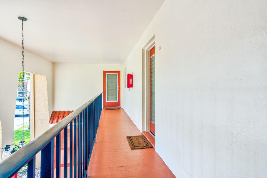 For Sale: $159,000 (2 beds, 2 baths, 888 Square Feet)