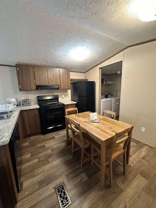 待售: $204,900 (3 贝兹, 2 浴室, 924 平方英尺)