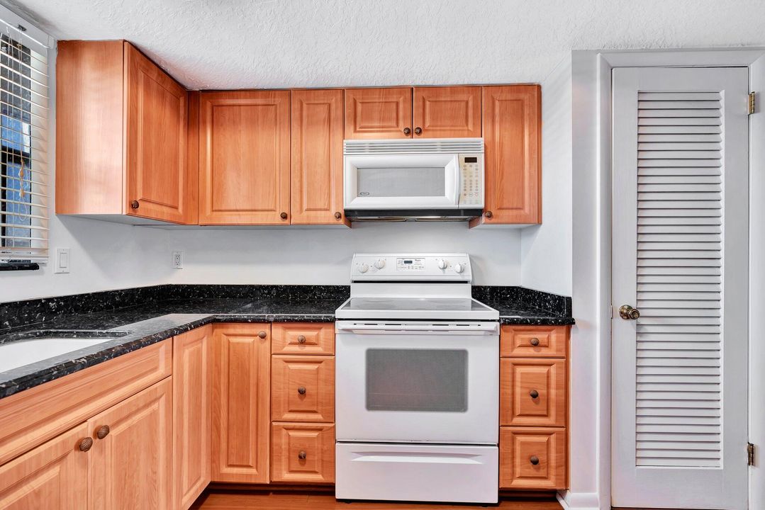 На продажу: $298,000 (2 спален, 2 ванн, 962 Квадратных фут)