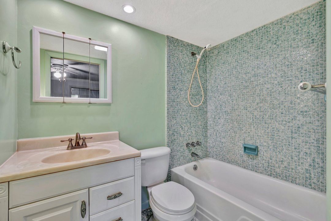 На продажу: $298,000 (2 спален, 2 ванн, 962 Квадратных фут)