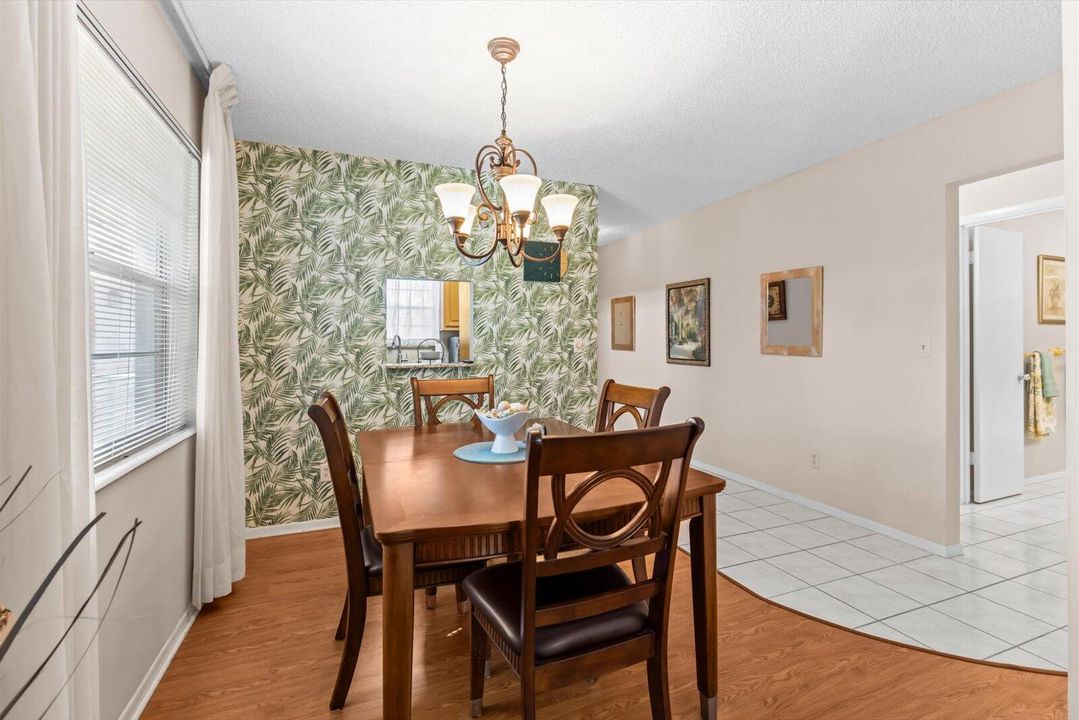 На продажу: $159,900 (2 спален, 2 ванн, 1089 Квадратных фут)