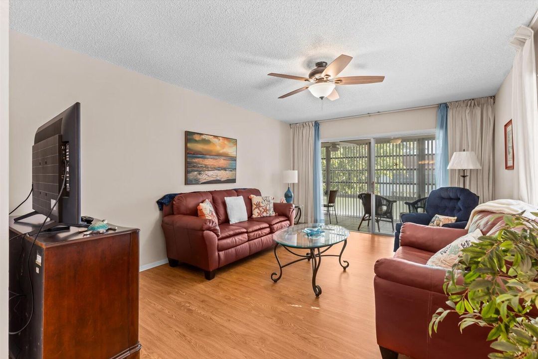 На продажу: $159,900 (2 спален, 2 ванн, 1089 Квадратных фут)