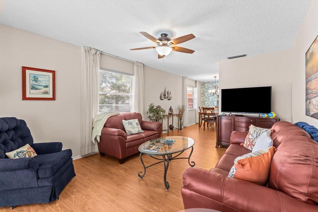 На продажу: $159,900 (2 спален, 2 ванн, 1089 Квадратных фут)