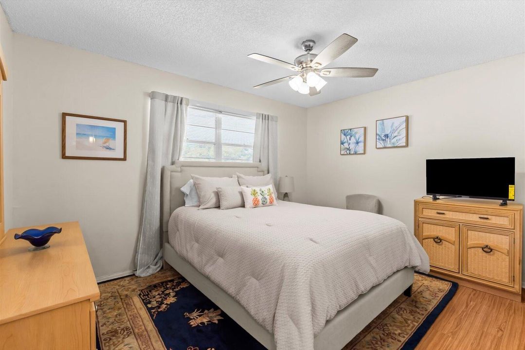 На продажу: $159,900 (2 спален, 2 ванн, 1089 Квадратных фут)