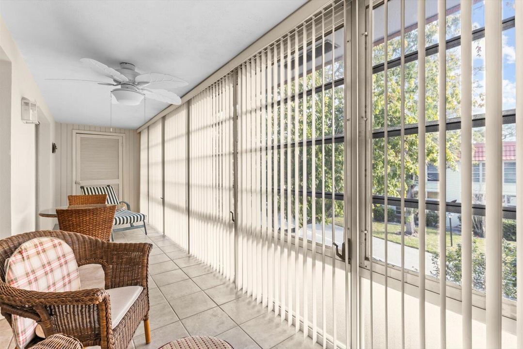 На продажу: $159,900 (2 спален, 2 ванн, 1089 Квадратных фут)