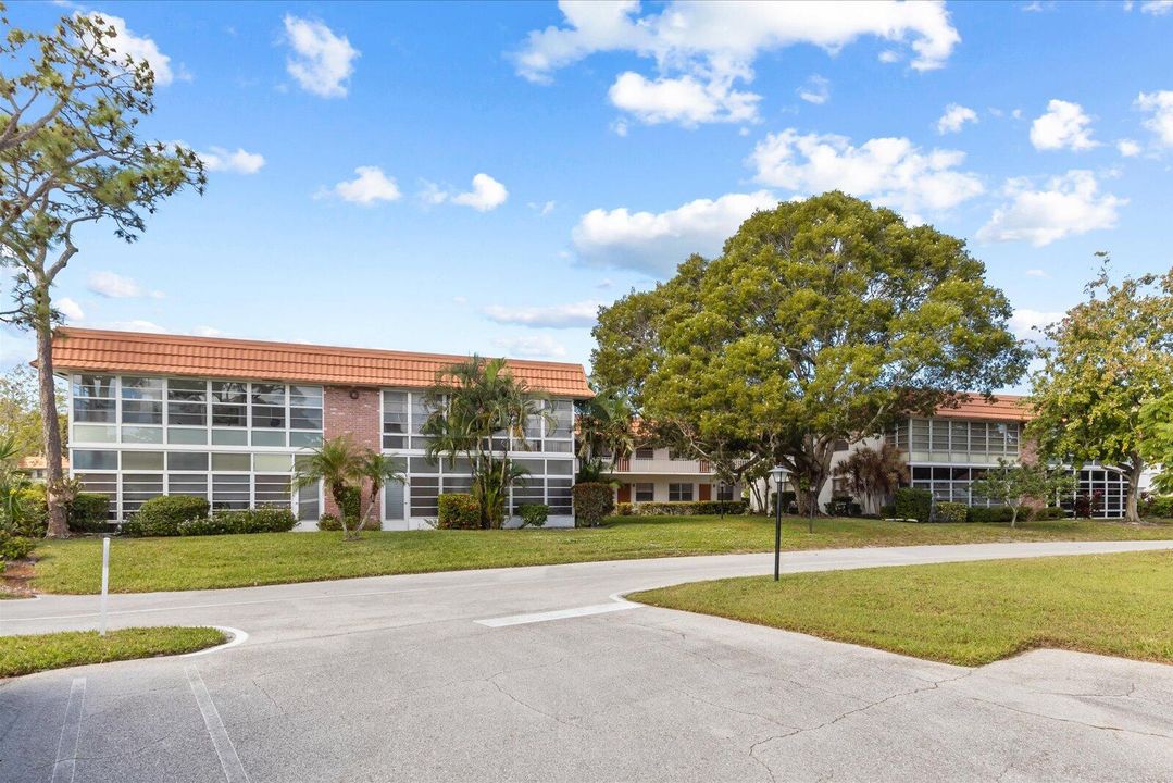 На продажу: $159,900 (2 спален, 2 ванн, 1089 Квадратных фут)