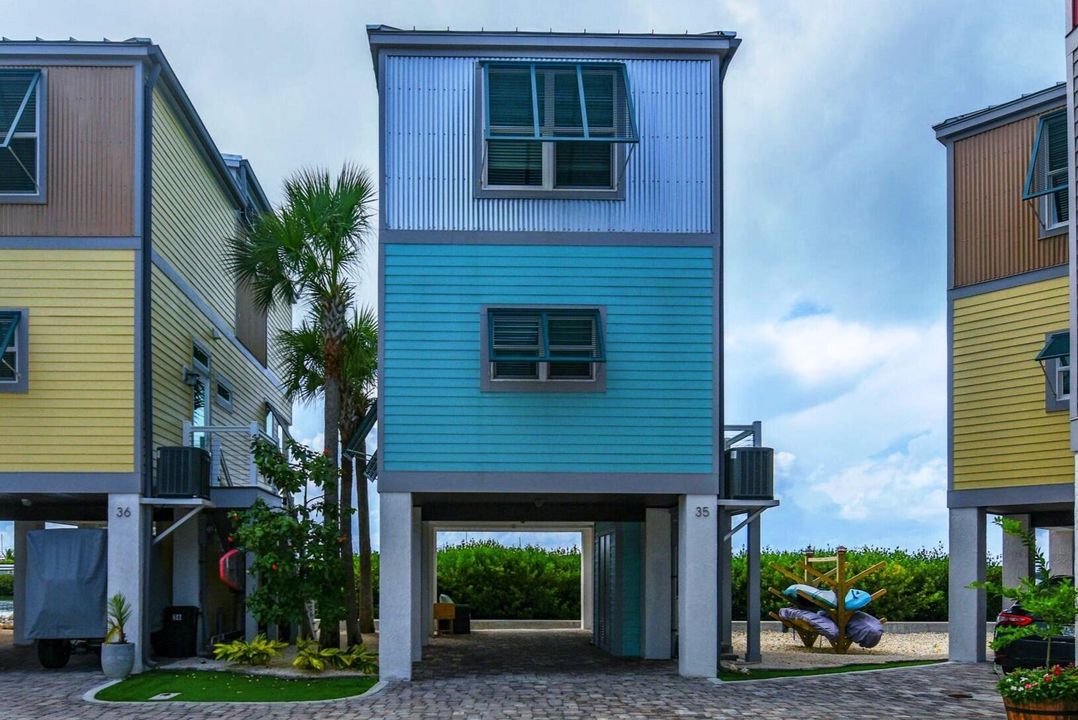 For Sale: $585,000 (2 beds, 1 baths, 960 Square Feet)