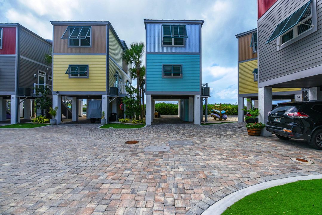 For Sale: $585,000 (2 beds, 1 baths, 960 Square Feet)