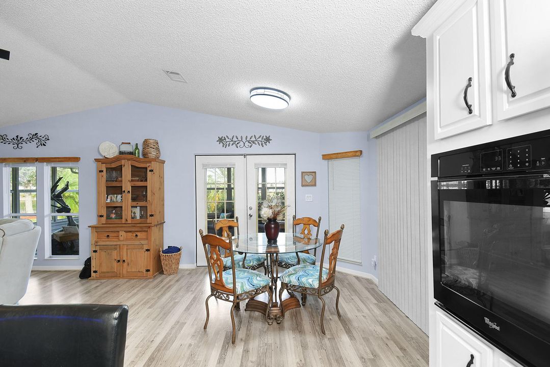 合同活跃: $249,900 (2 贝兹, 2 浴室, 1400 平方英尺)