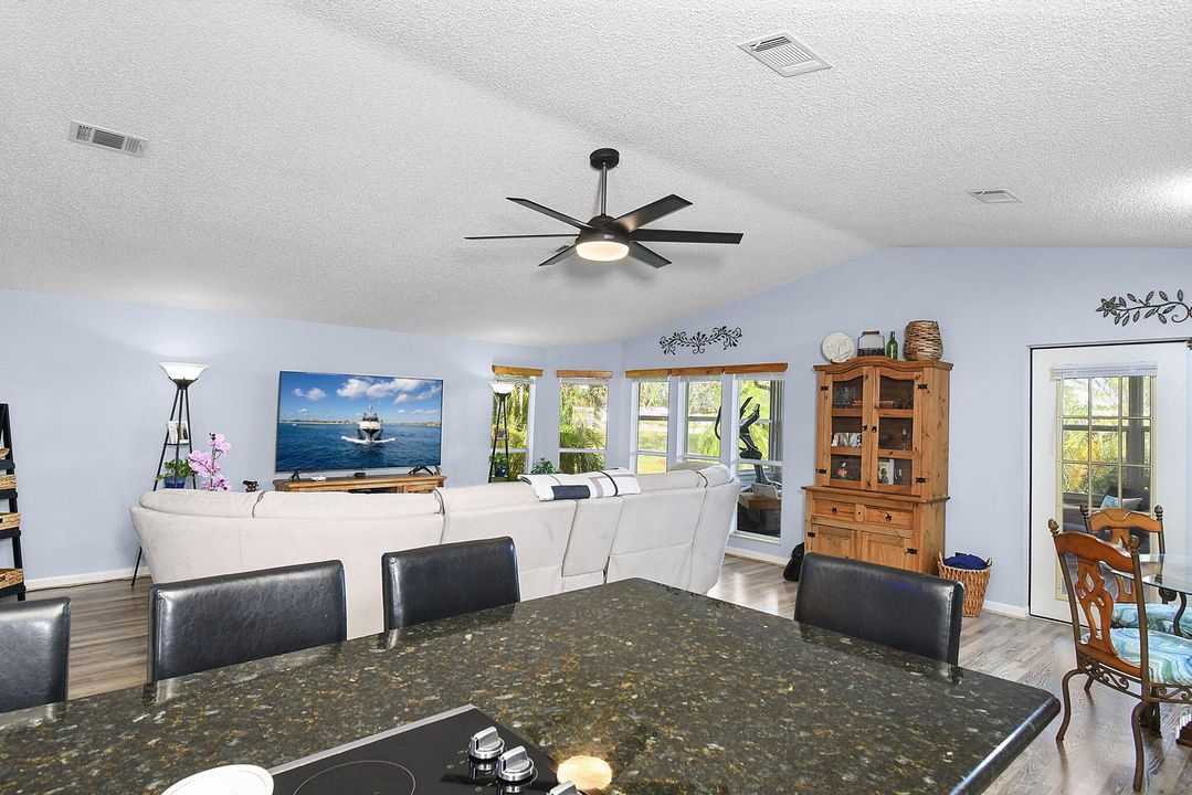 合同活跃: $249,900 (2 贝兹, 2 浴室, 1400 平方英尺)