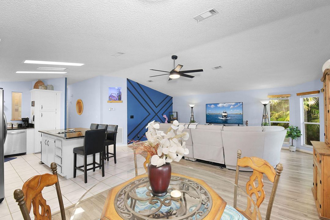 合同活跃: $249,900 (2 贝兹, 2 浴室, 1400 平方英尺)