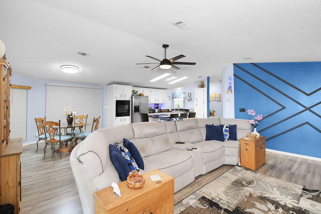 合同活跃: $249,900 (2 贝兹, 2 浴室, 1400 平方英尺)