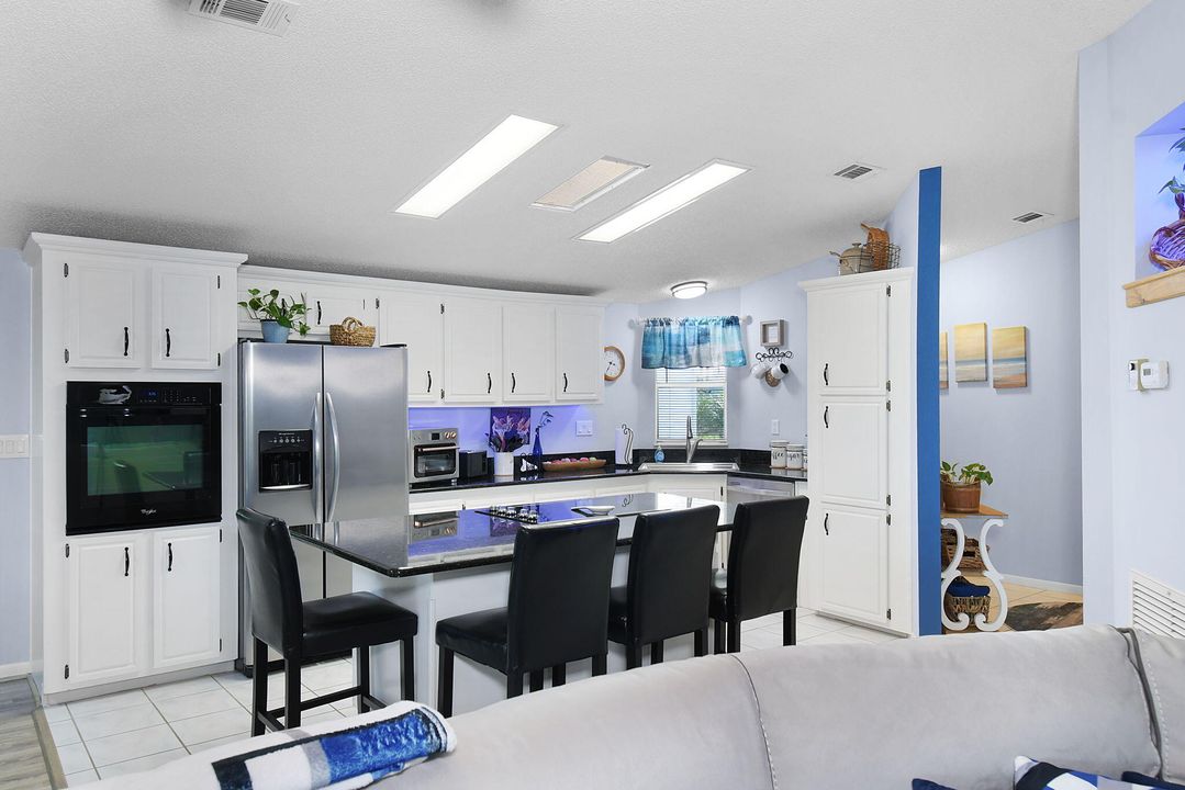 合同活跃: $249,900 (2 贝兹, 2 浴室, 1400 平方英尺)