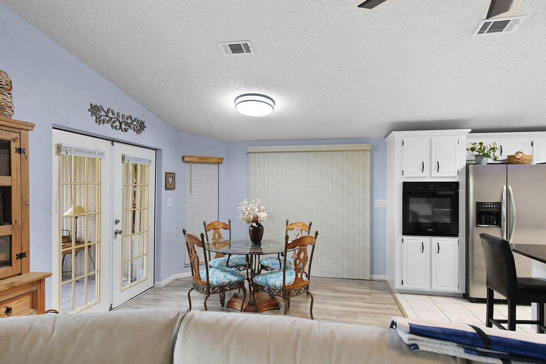 合同活跃: $249,900 (2 贝兹, 2 浴室, 1400 平方英尺)